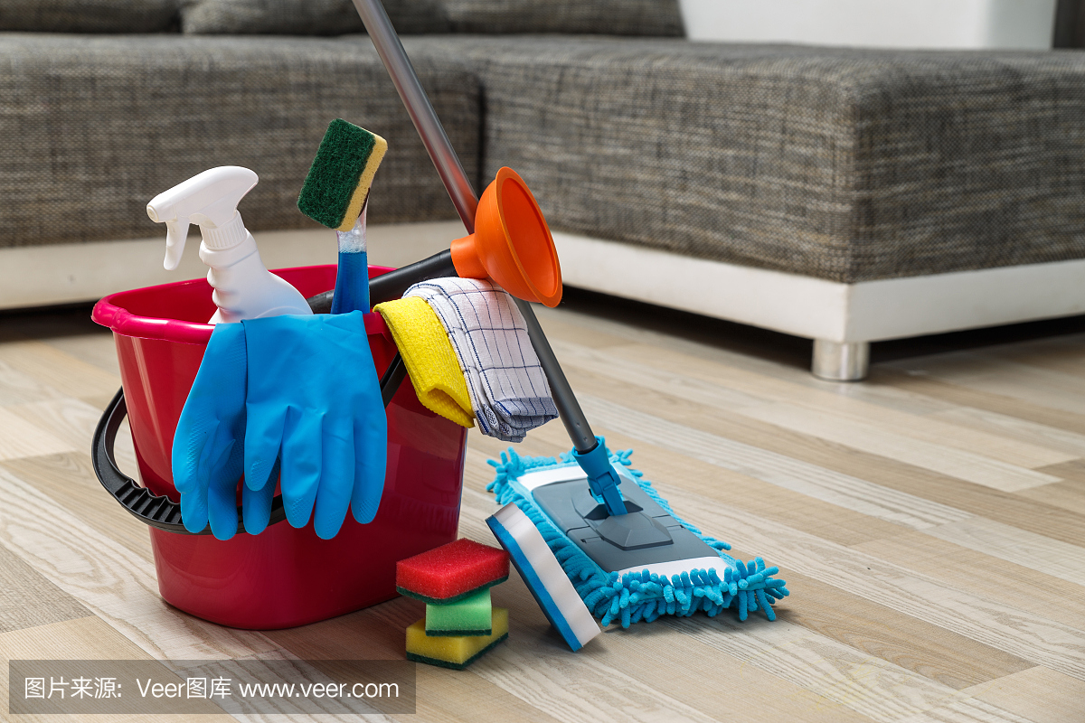 清潔服務。海綿,化學品和拖把。